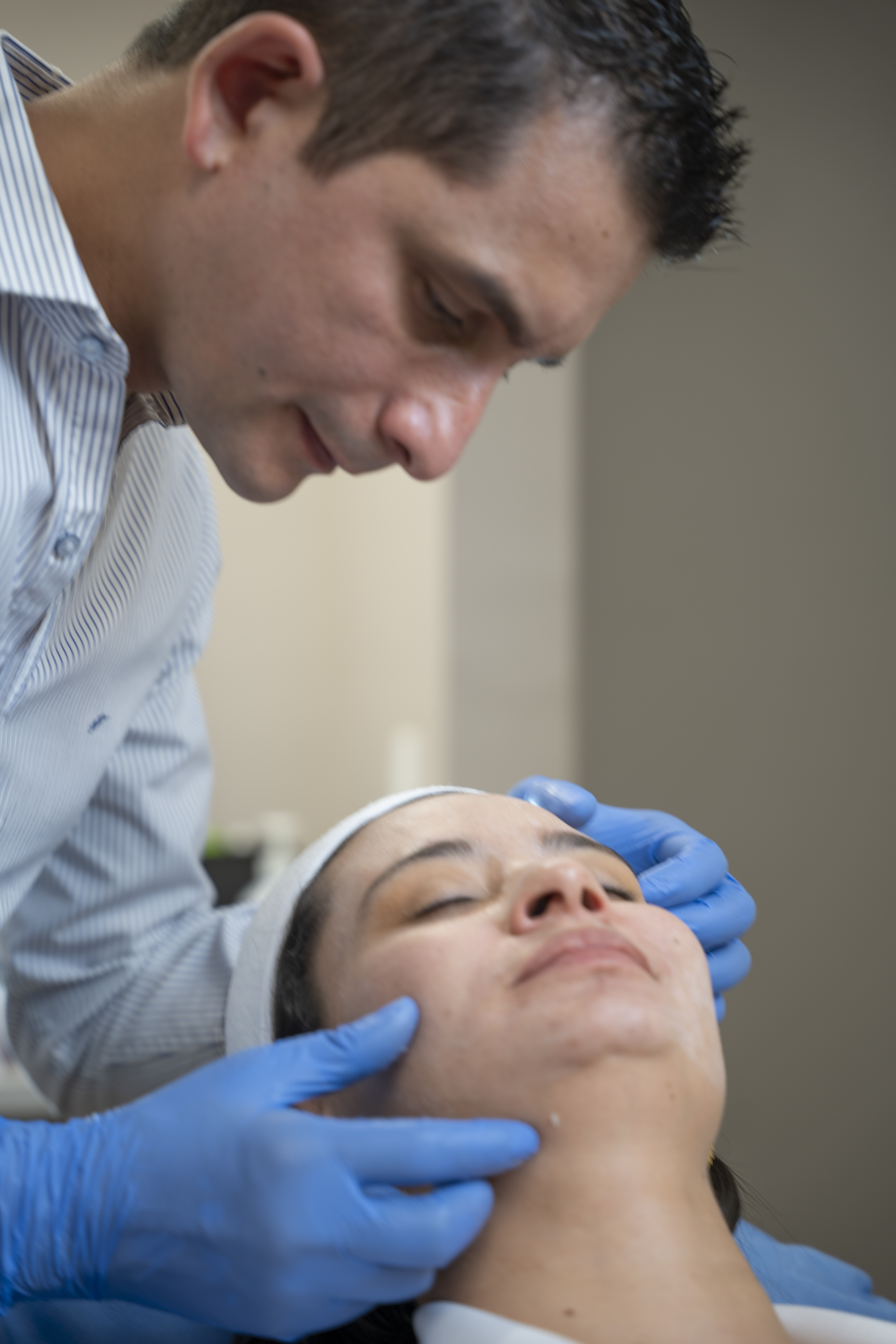 Dr. Ronald Martínez realizando valoración facial